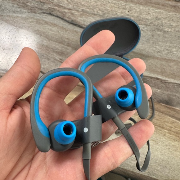 Beats earbud Bluetooth headphones . WORKING CONDITION - Picture 4 of 4